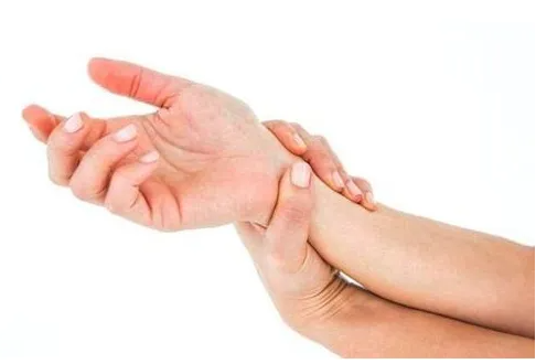 手抖是什么原因引起的年轻人，不只有生理性原因，还可能是疾病造成
