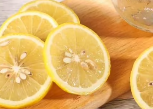 柠檬泡水喝有什么作用与功效-柠檬泡水喝有什么作用与功效病 其中