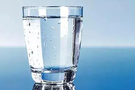 人一天要喝多少毫升水(人一天要喝多少毫升水是健康的)