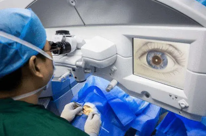 近视眼手术最佳年龄和度数，近视手术有年龄限制吗？