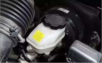 刹车油多长时间更换一次，如何判断刹车油该换了？